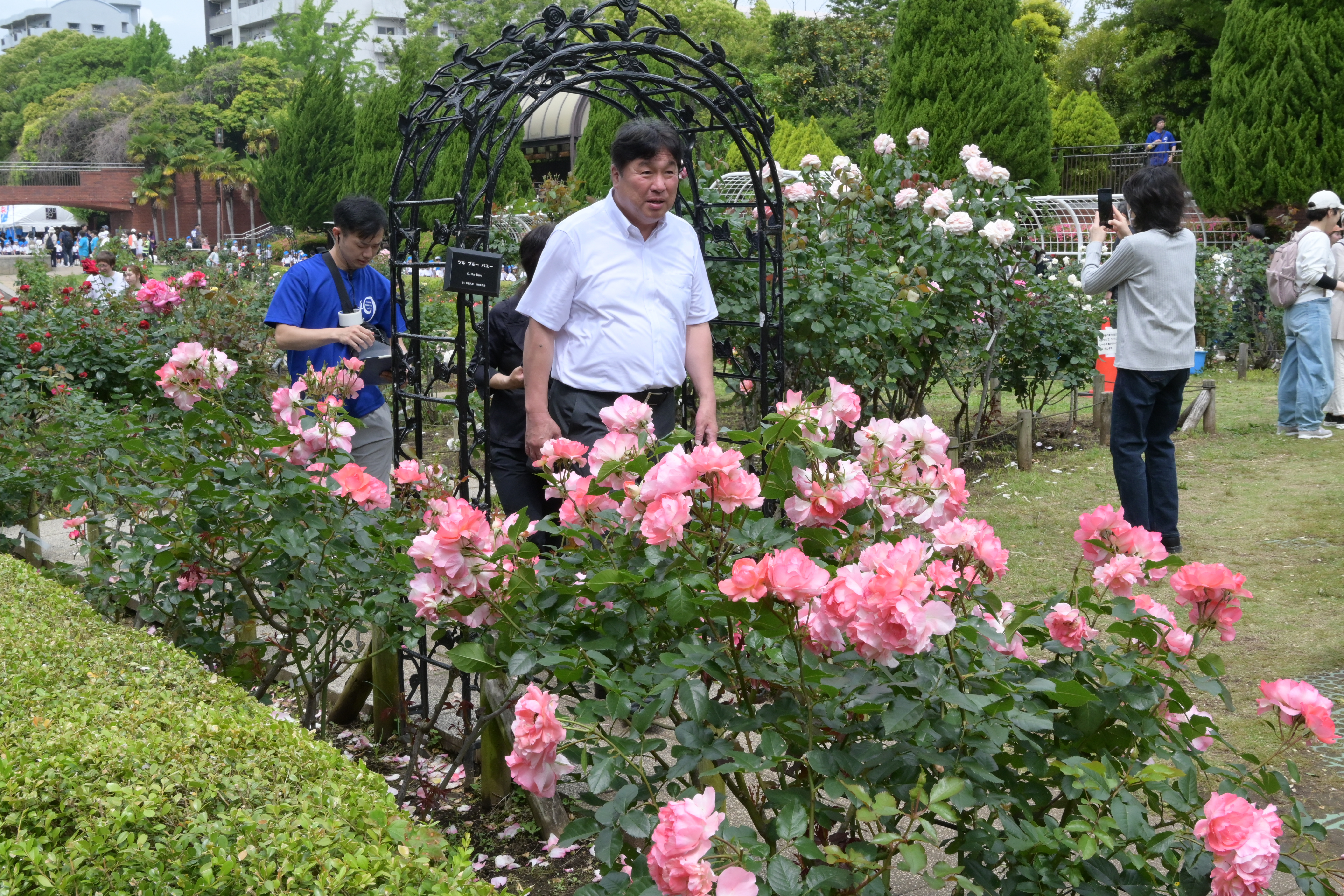 南江戸川ふるさとまつりでアーチをくぐる区長