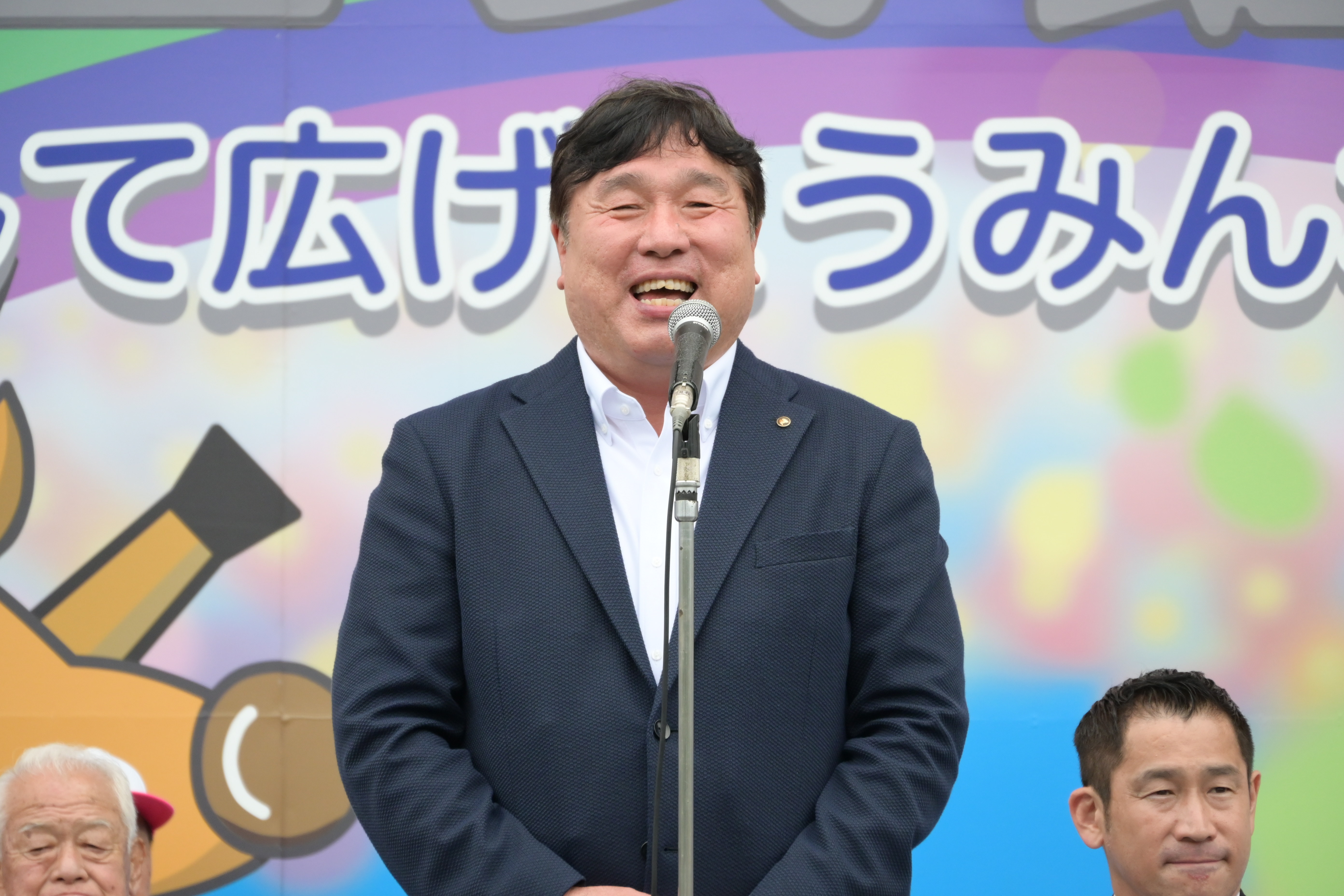 鹿骨区民館まつりで挨拶する区長