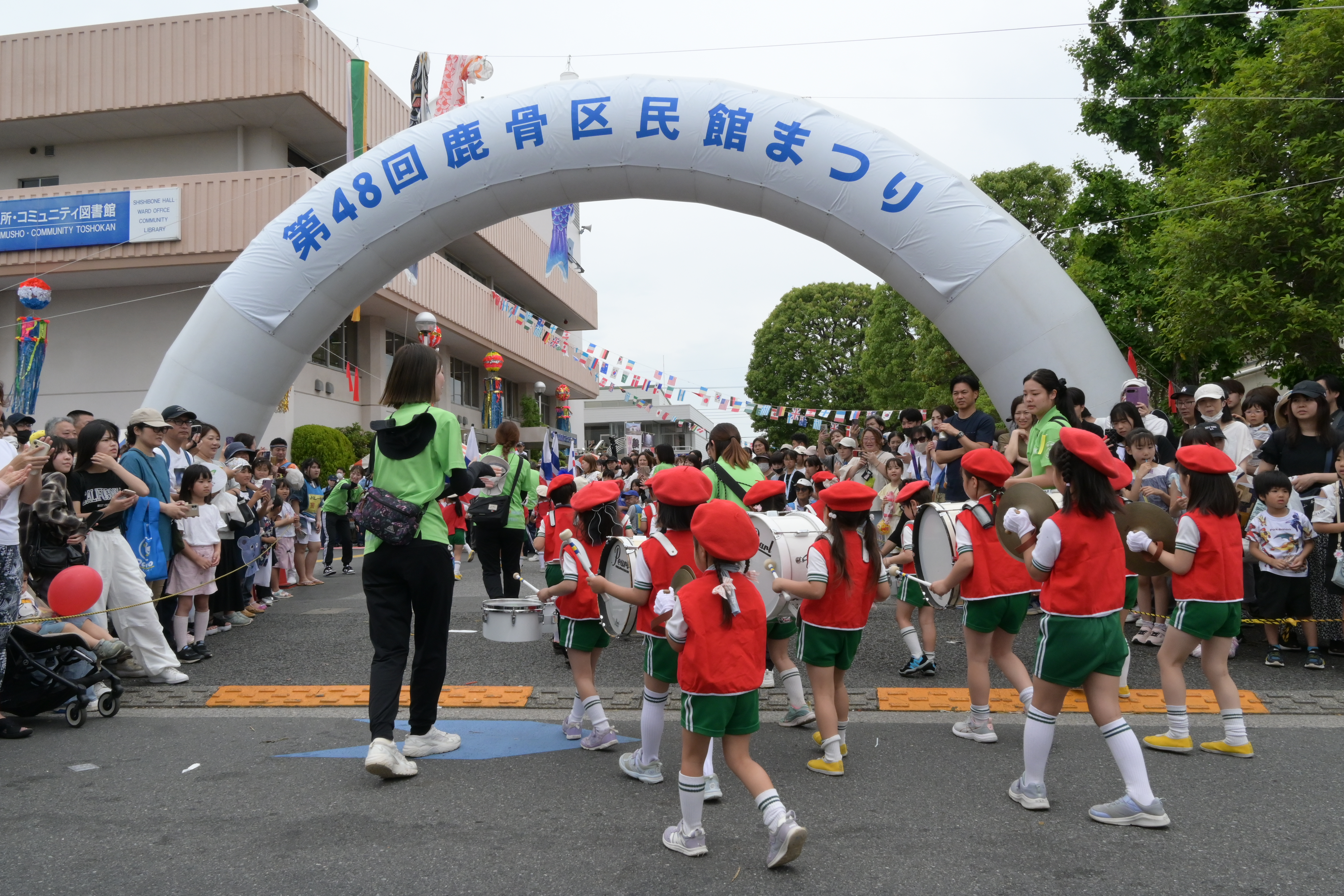 鹿骨区民館まつりでマーチングバンドをする子供たち