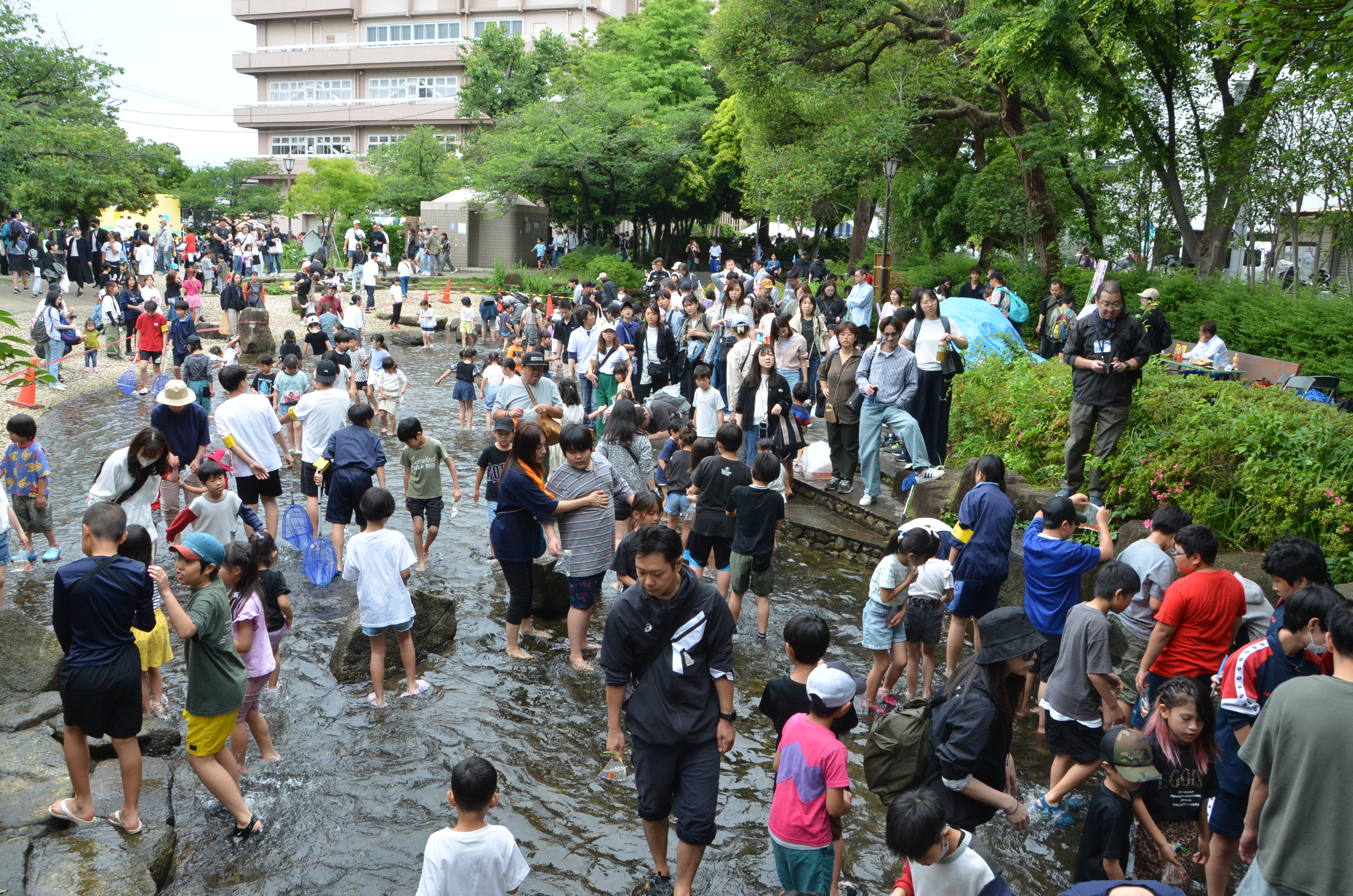 中央地域まつりにて水遊ぶする参加者の皆さん
