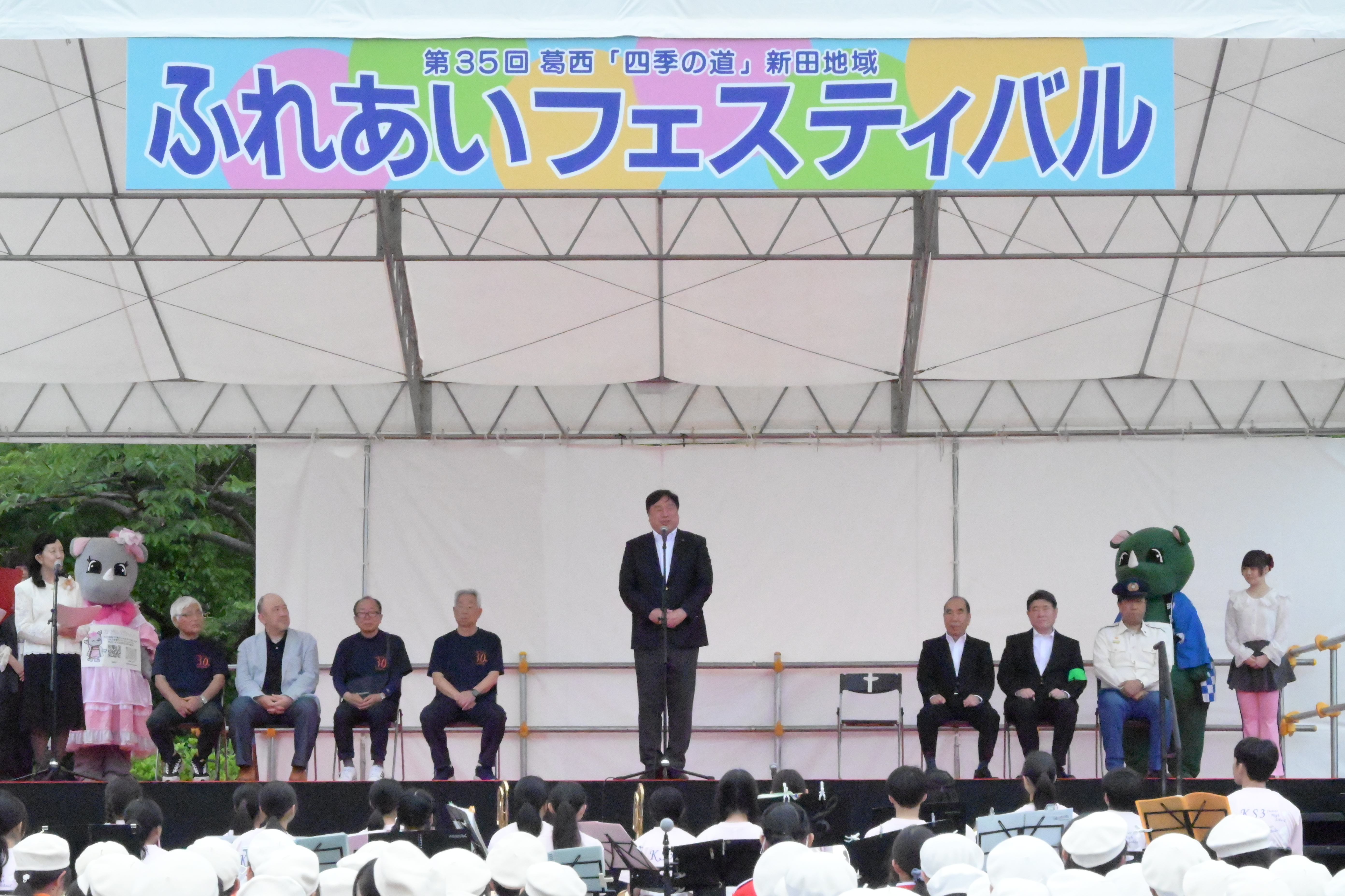 葛西「四季の道」・新田地域ふれあいフェスティバルで挨拶する区長
