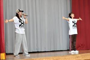 踊りを教えるインストラクター
