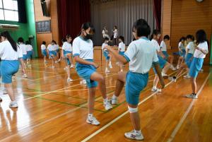 踊る生徒