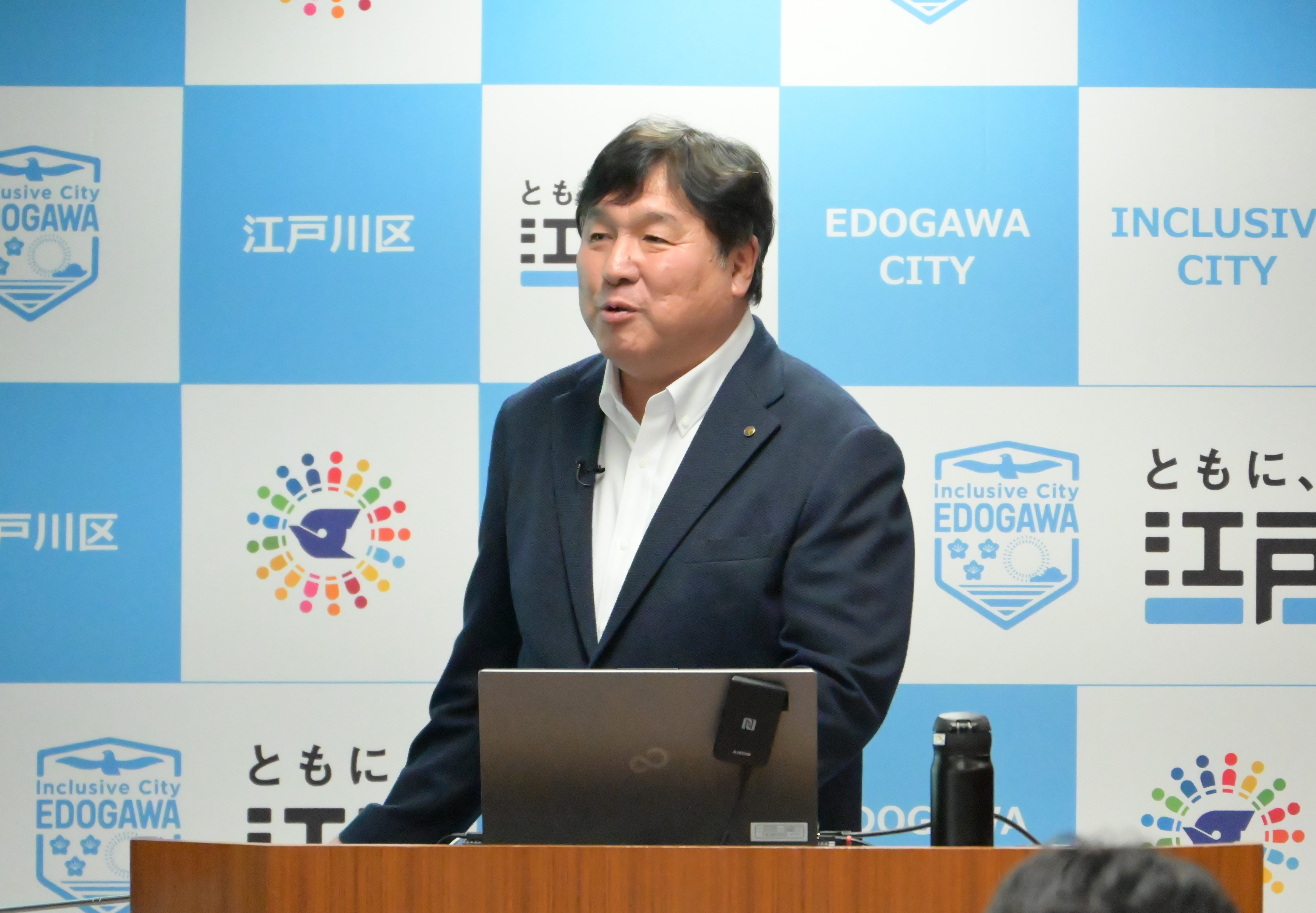 壇上に立つ区長