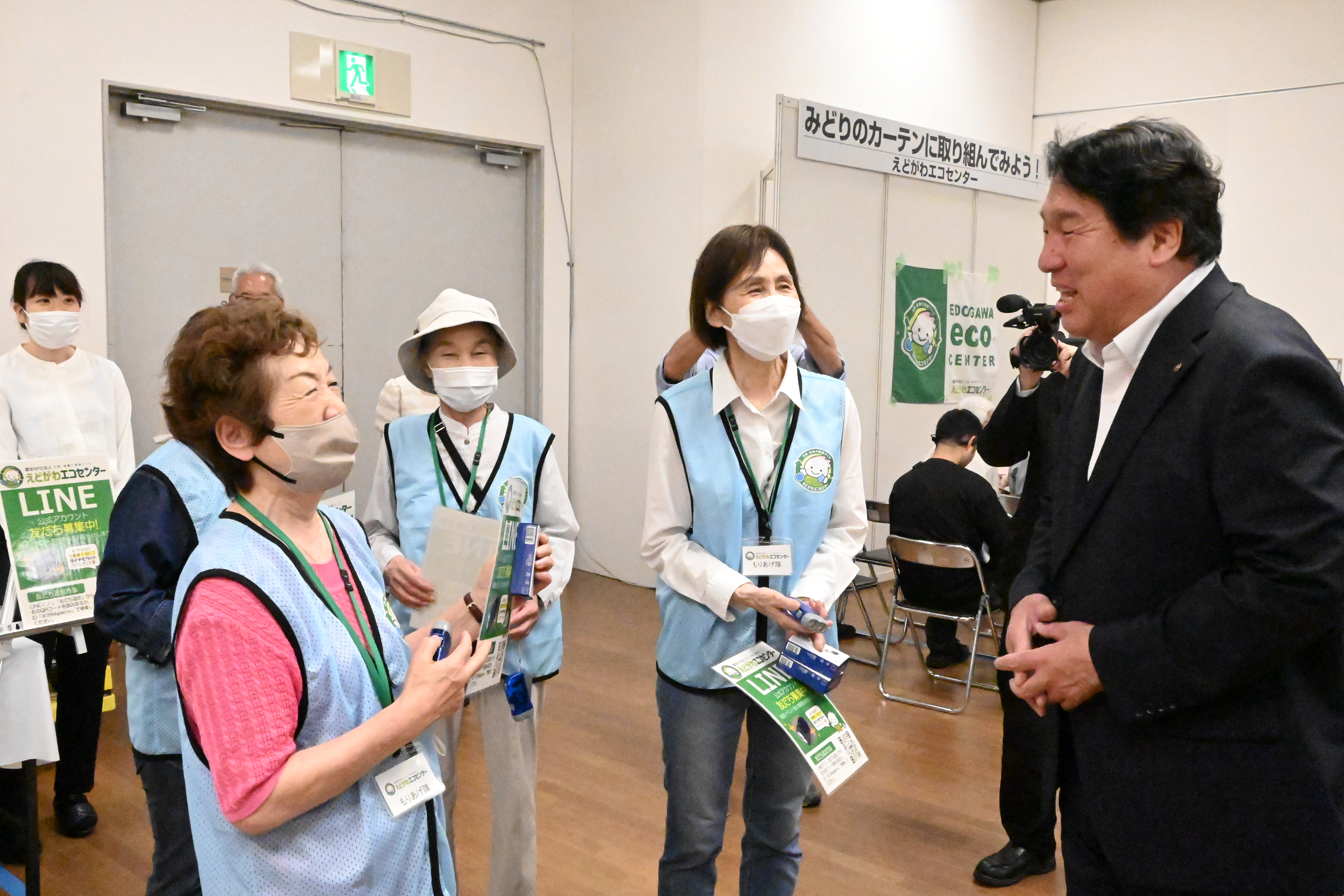 参加者の皆さまと談笑する区長