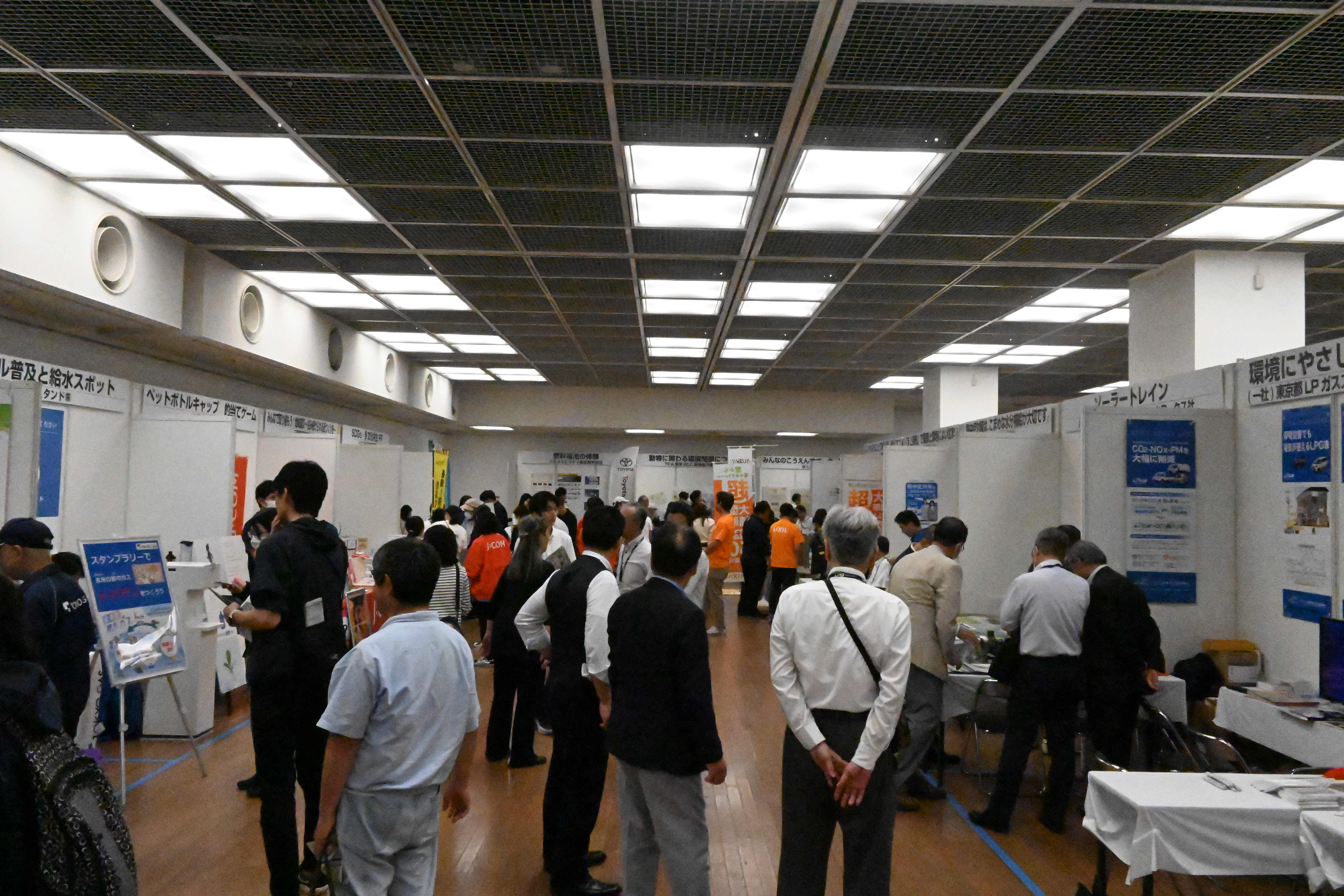 展示を見る参加者の皆さま
