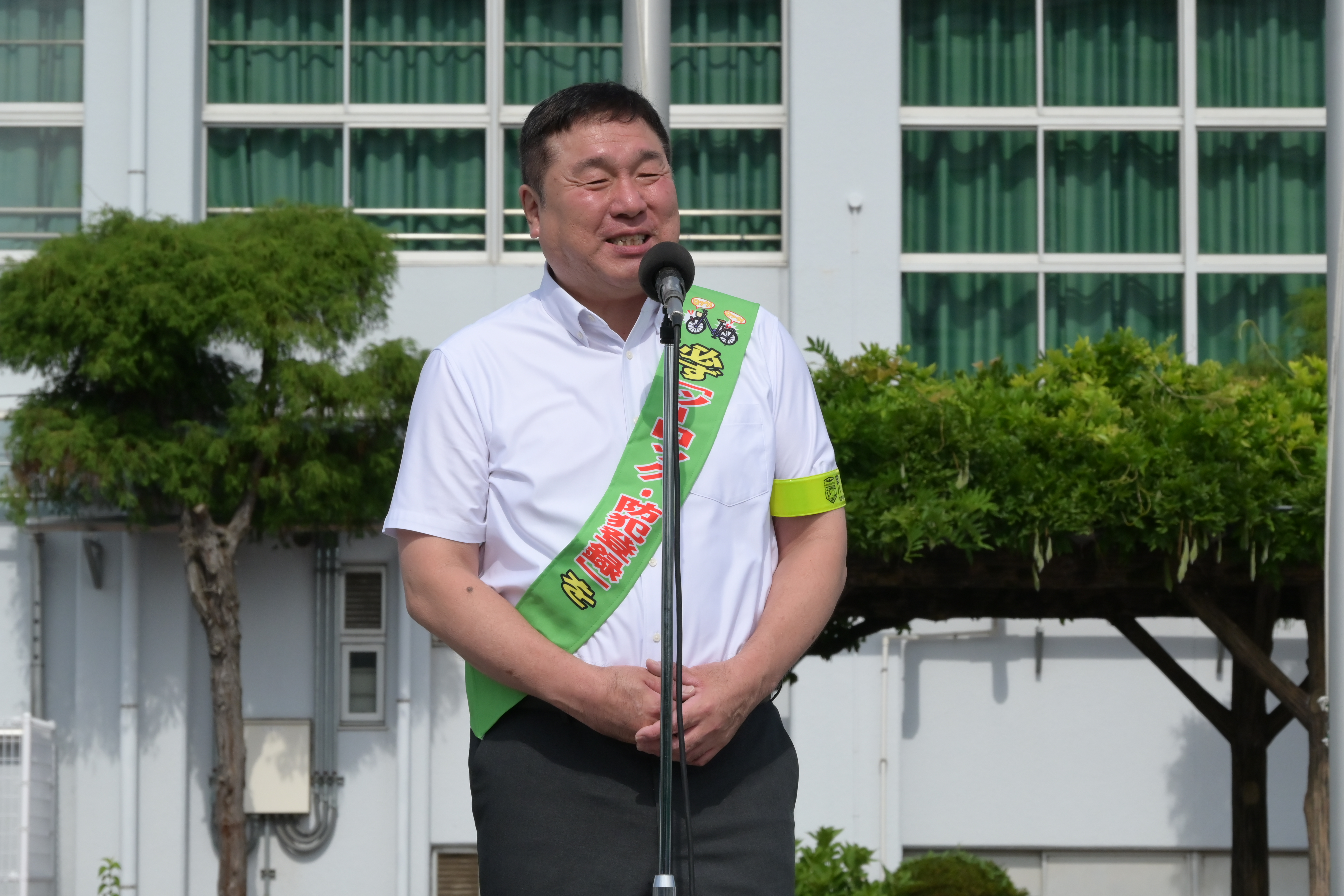 葛西地区自転車盗ゼロ作戦で挨拶される区長