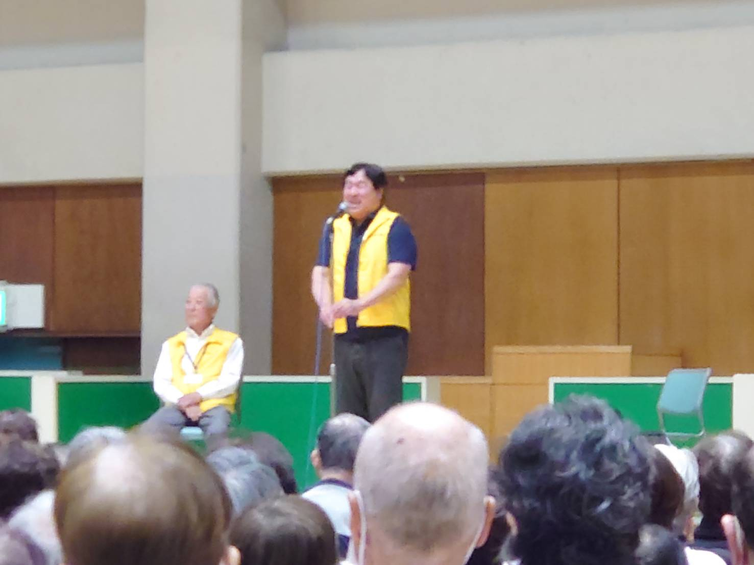 リズム運動大会で挨拶される区長