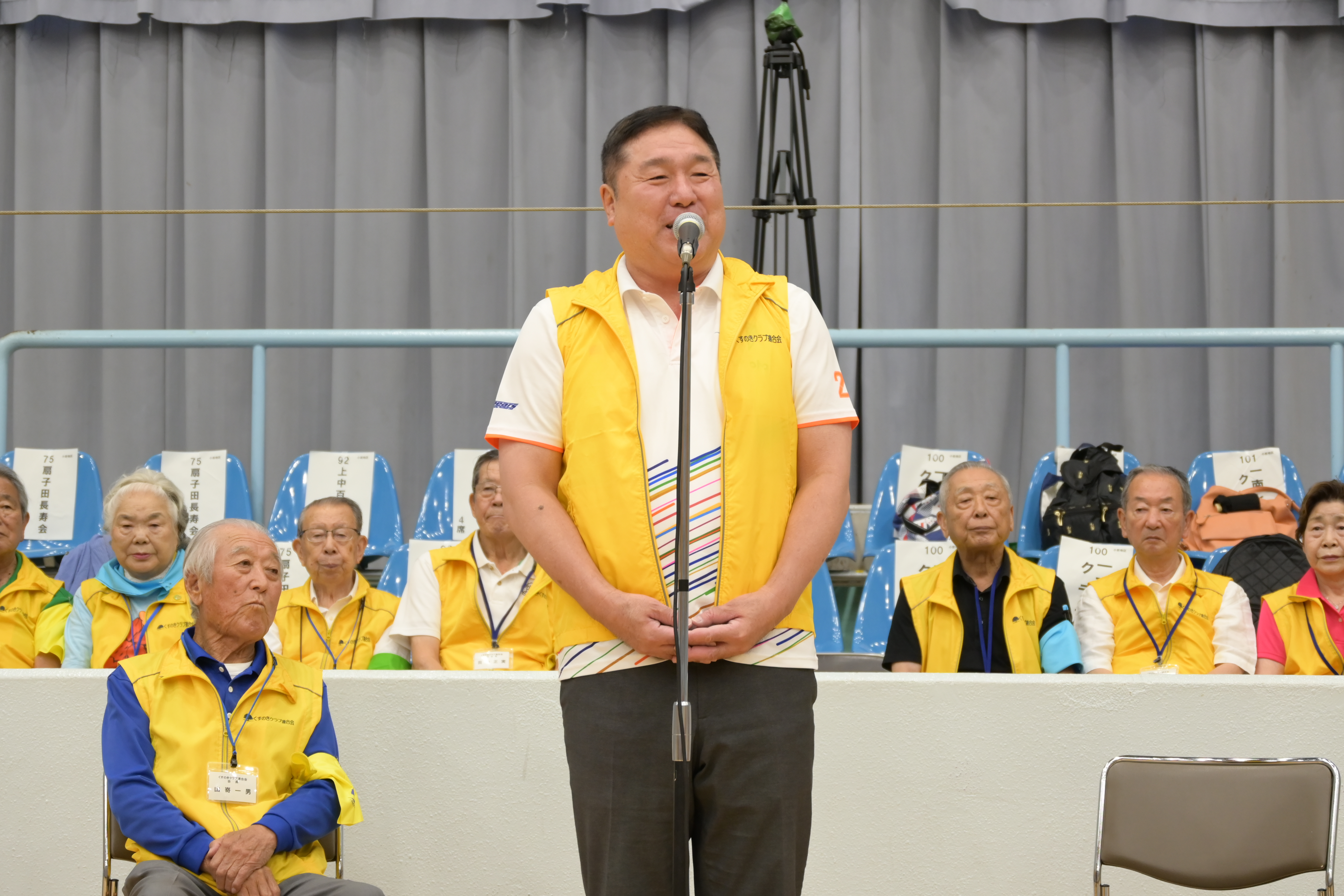 リズム運動大会（総合体育館）で挨拶される区長