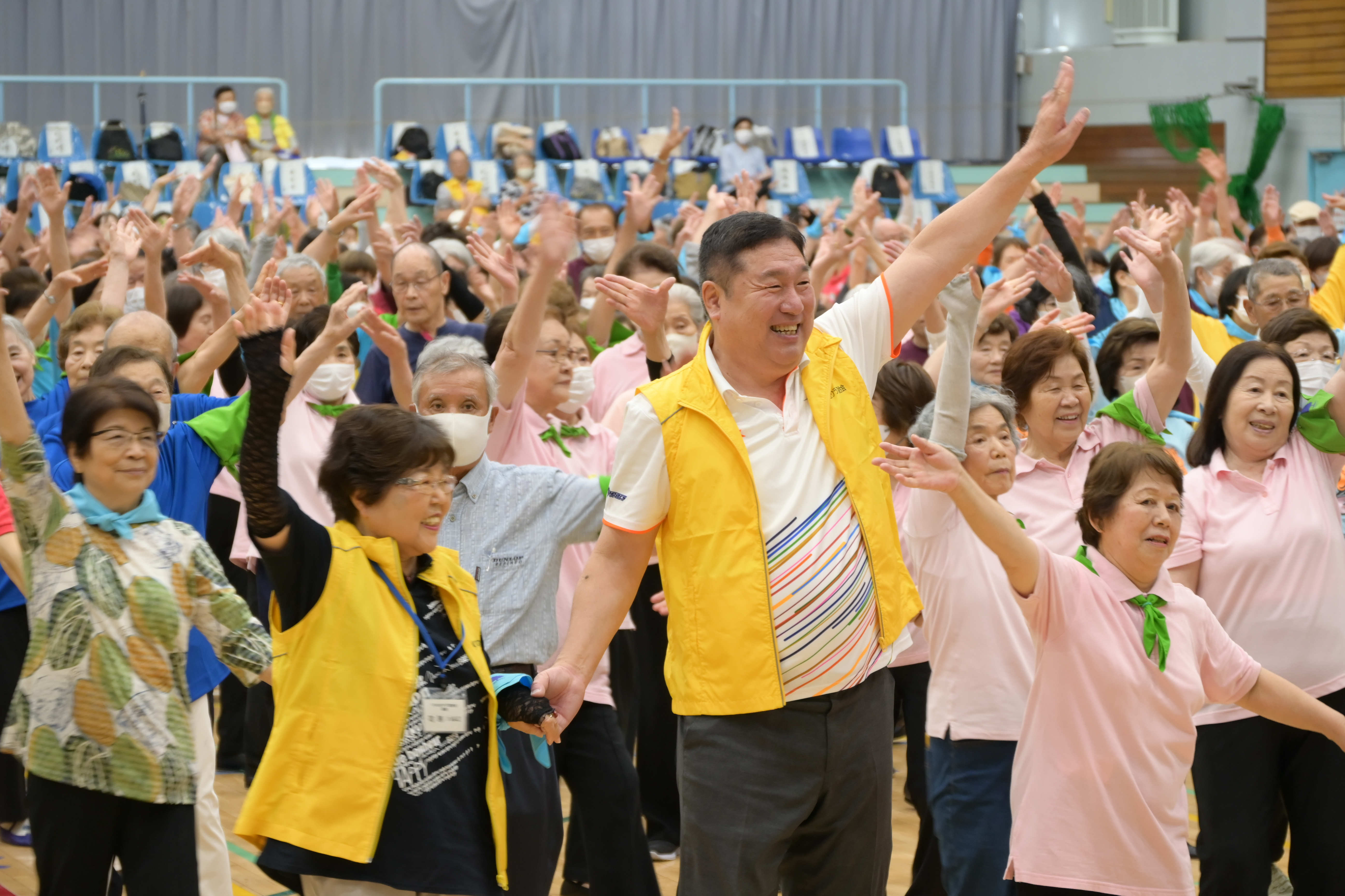 参加者の皆様と一緒に運動される区長（総合体育館）