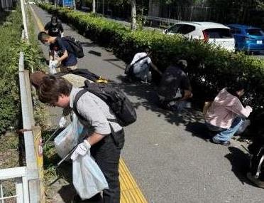 一生懸命にごみを拾う様子