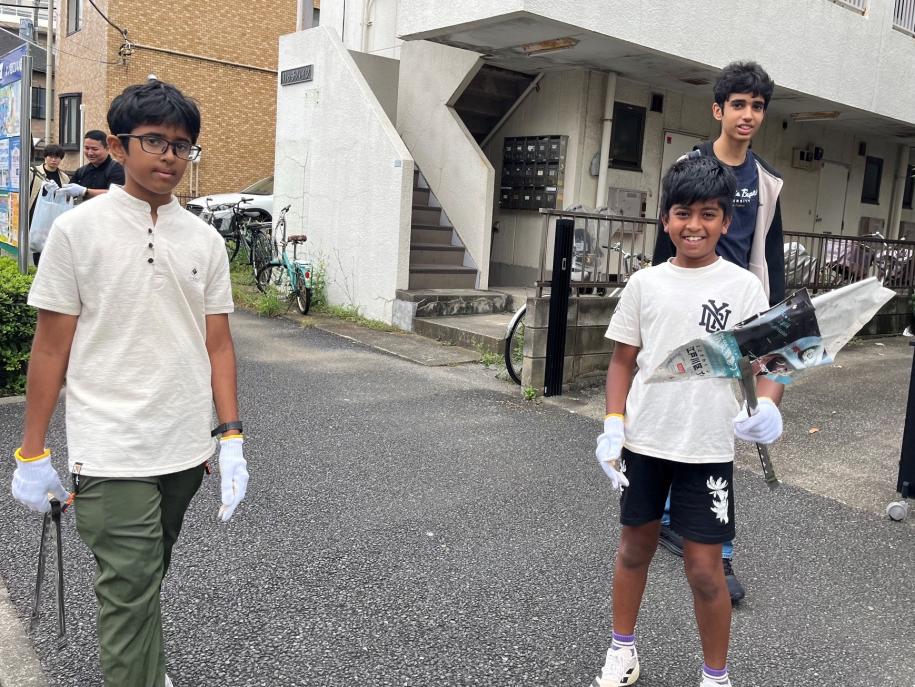 大きなごみに喜ぶ少年