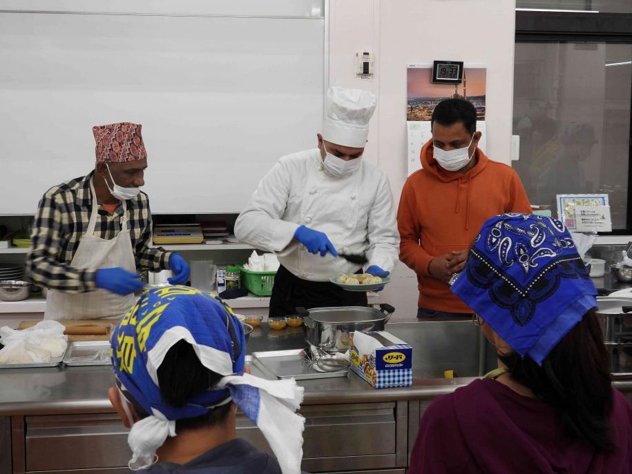 デモンストレーションをする講師