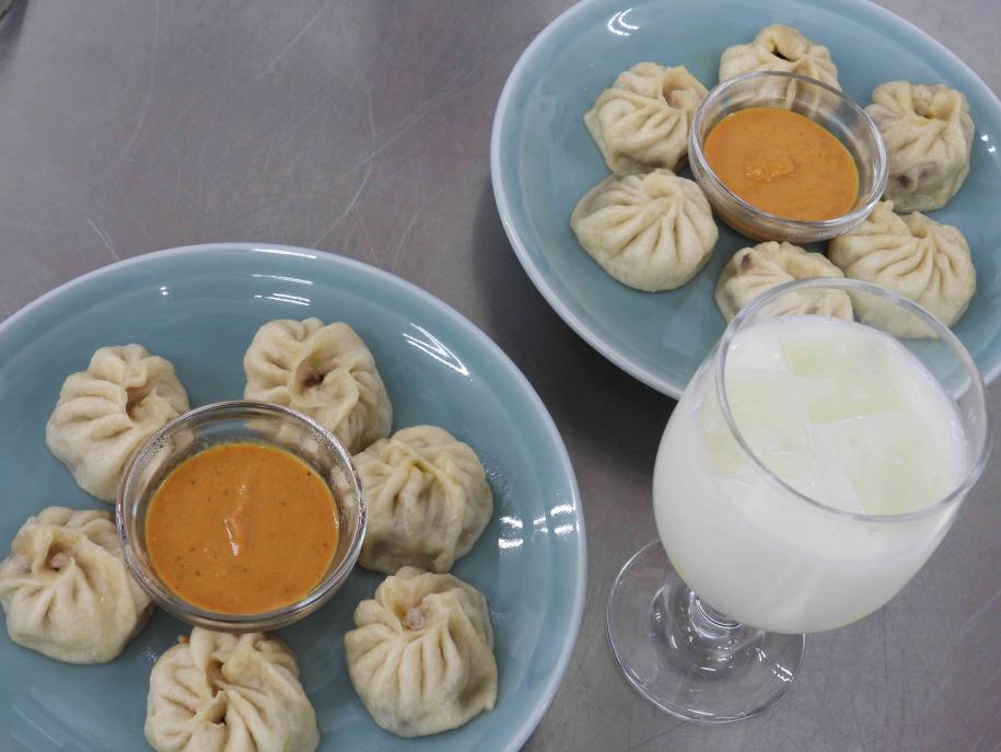 ネパール料理の「モモ」「ラッシー」