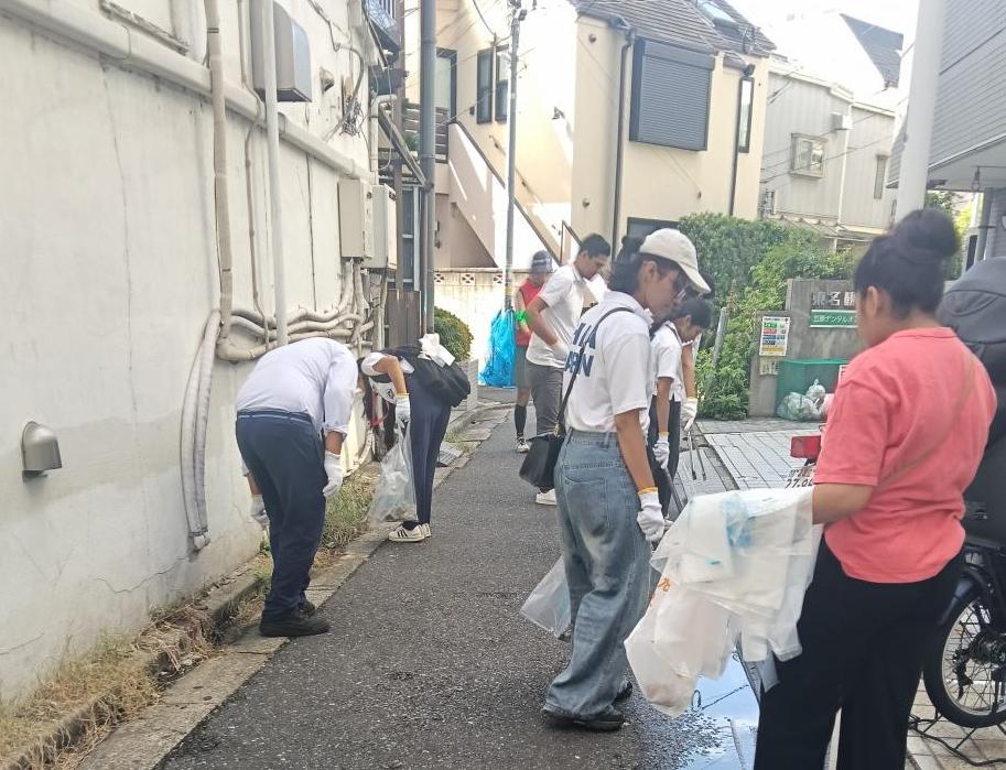 町のごみを拾う参加者