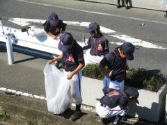 少年野球チームが清掃する様子