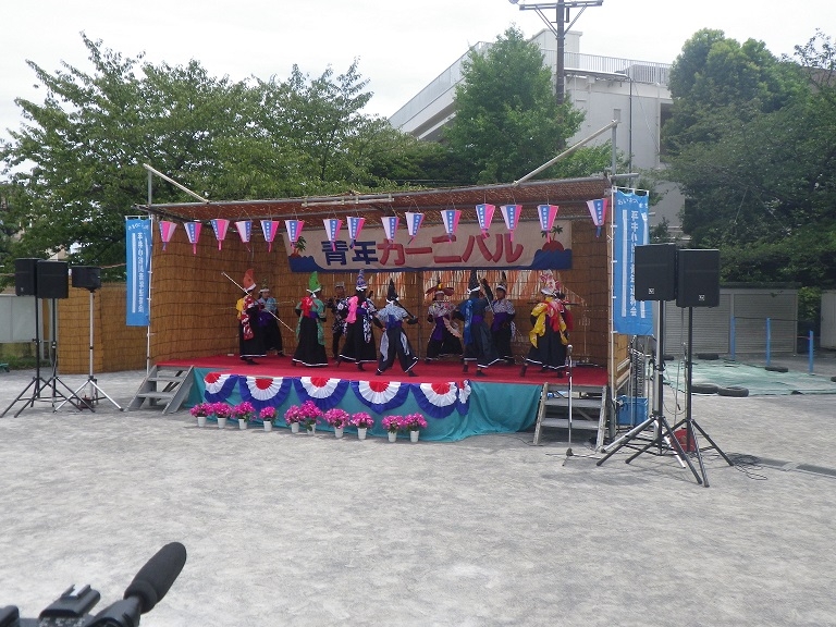 ステージで踊る人々