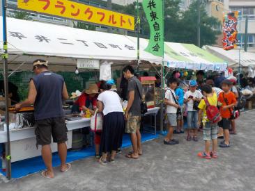 屋台に並ぶ人たち