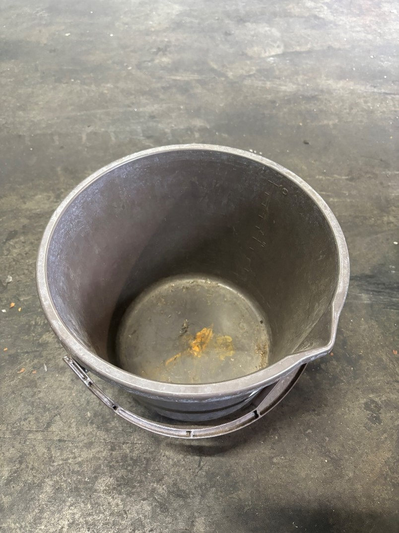 内容物が付着したバケツ