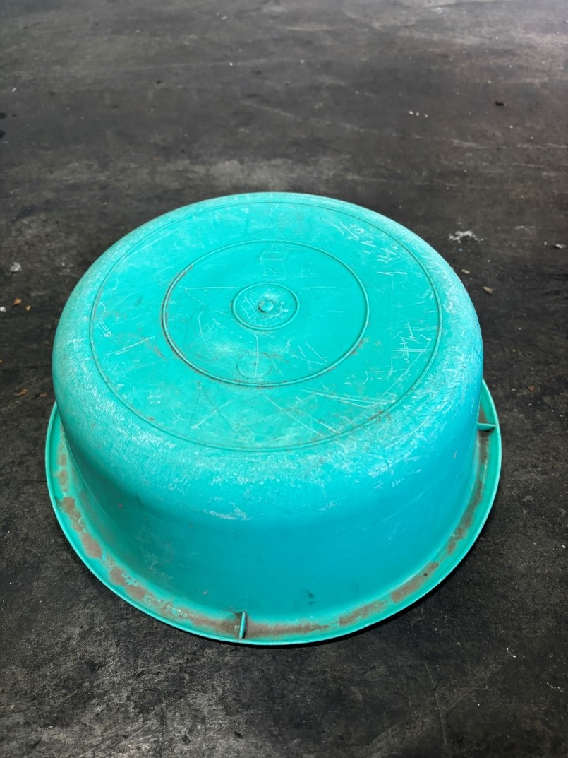 裏が汚れたバケツ