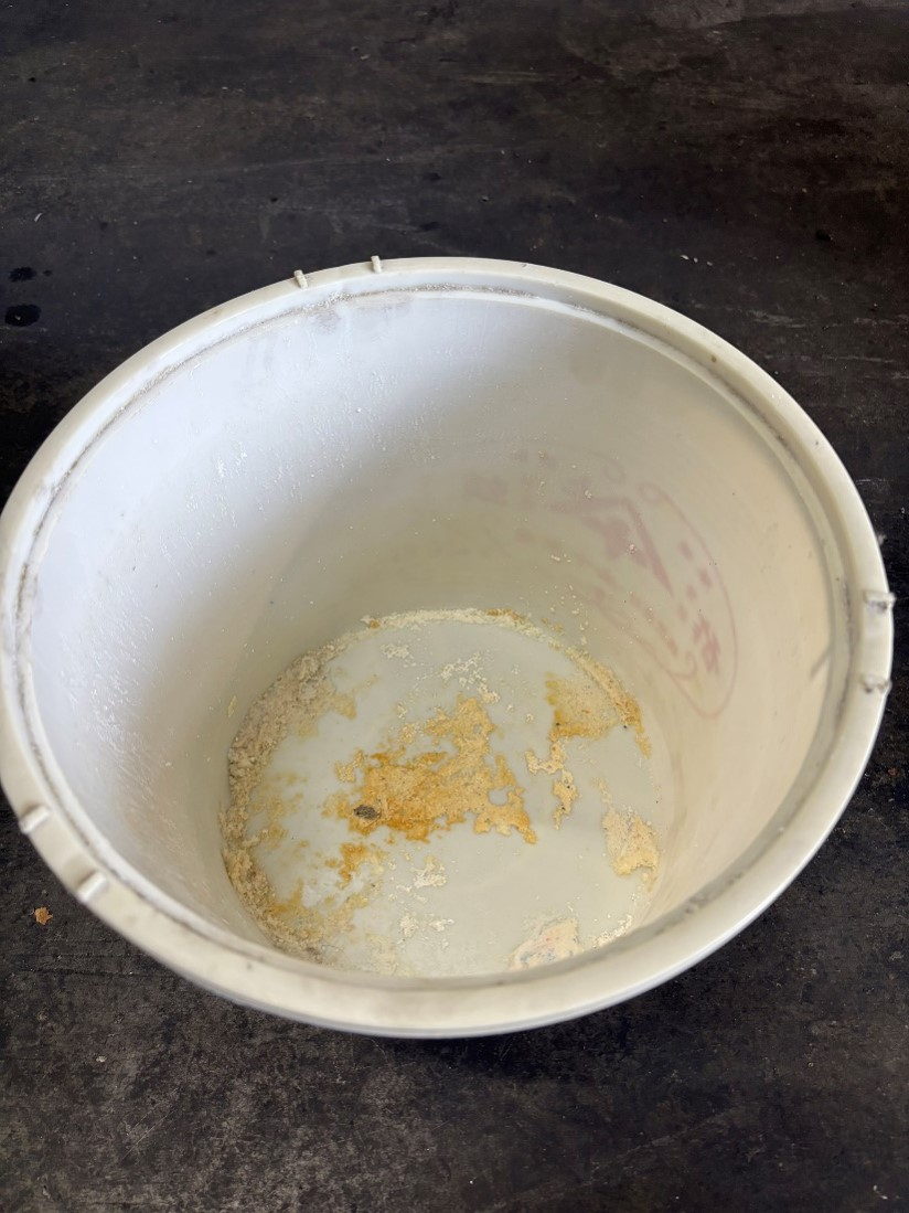 土汚れがこびりついたバケツ