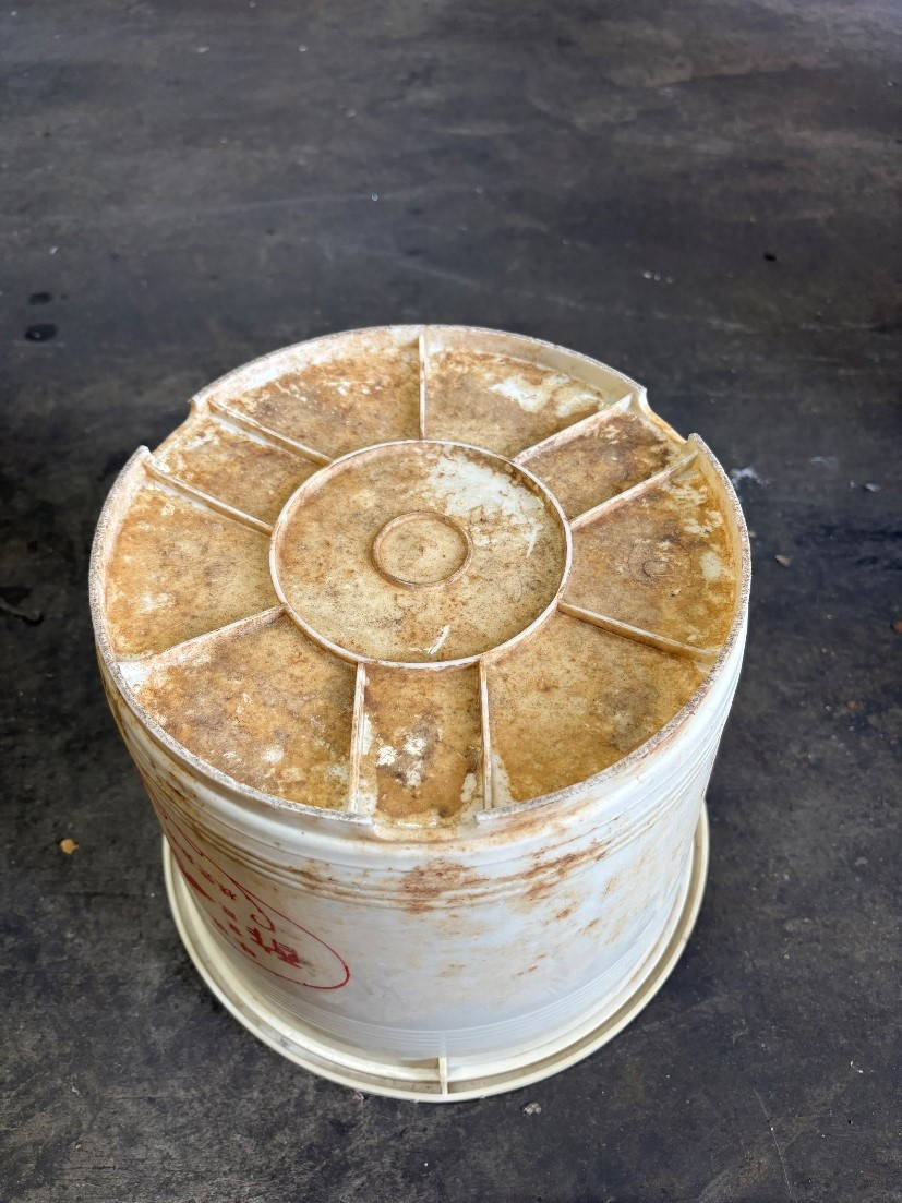 底が汚れたバケツ