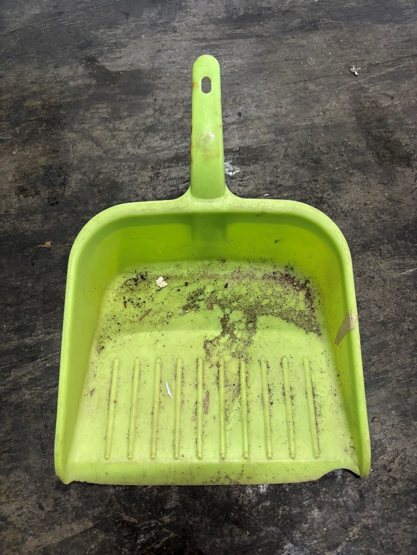 土汚れが付着したちりとり