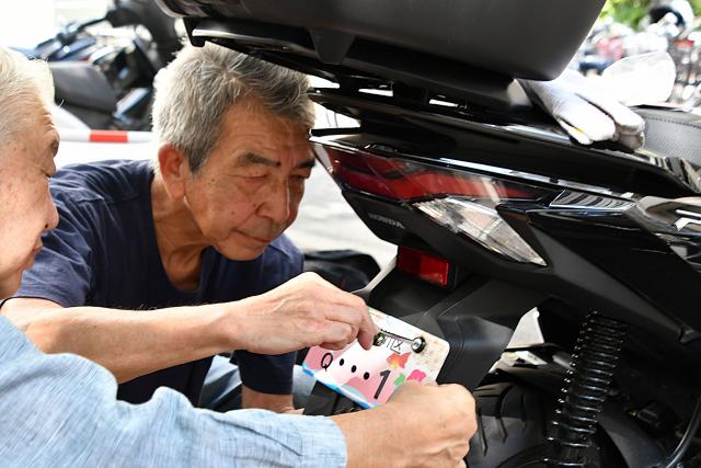 ナンバープレートを取り付ける様子