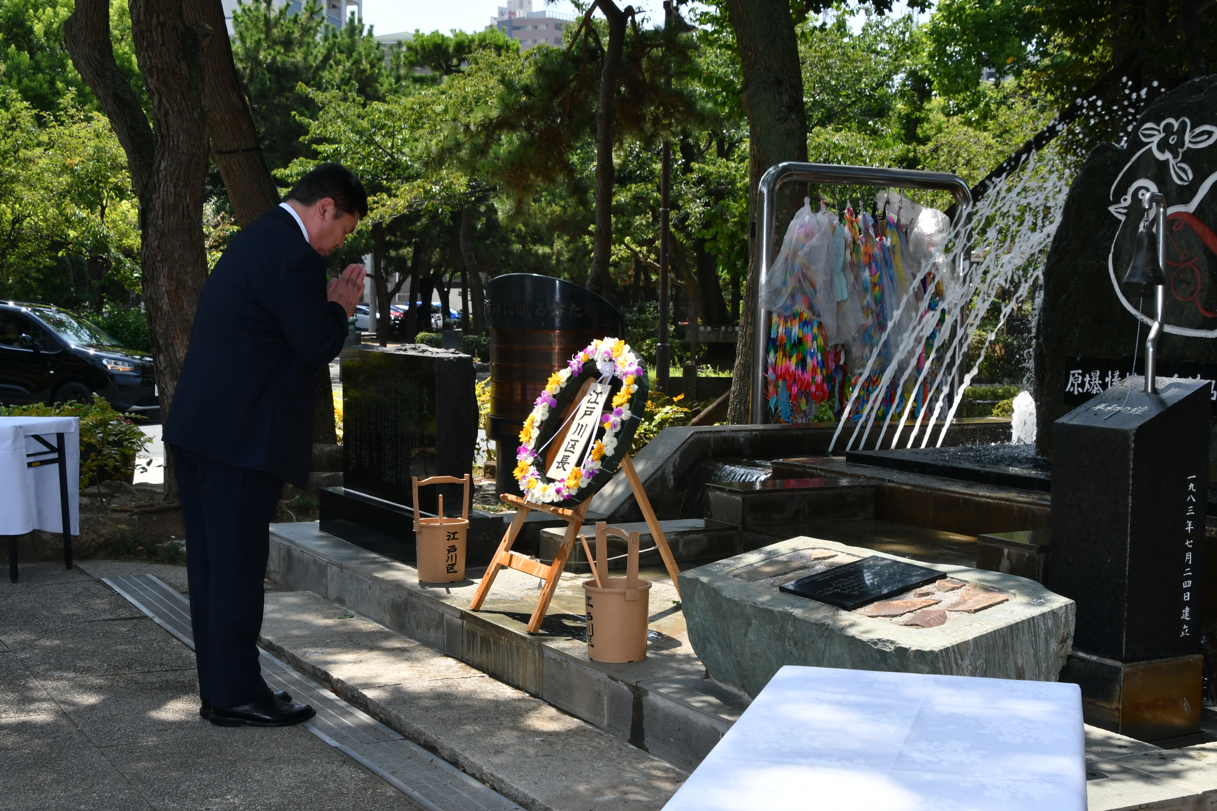 原爆犠牲者追悼碑にお参りする区長