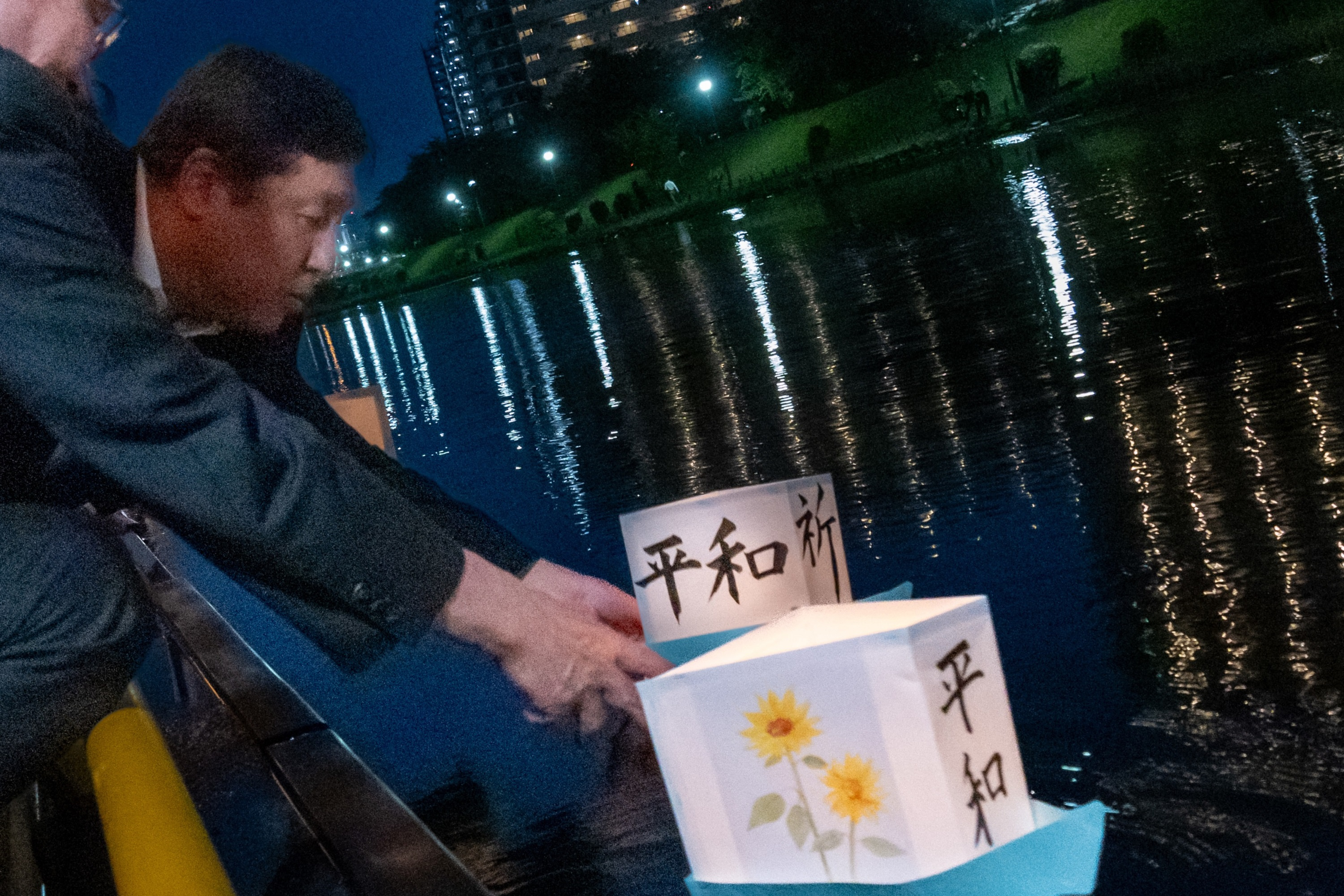 灯籠を流しをする区長