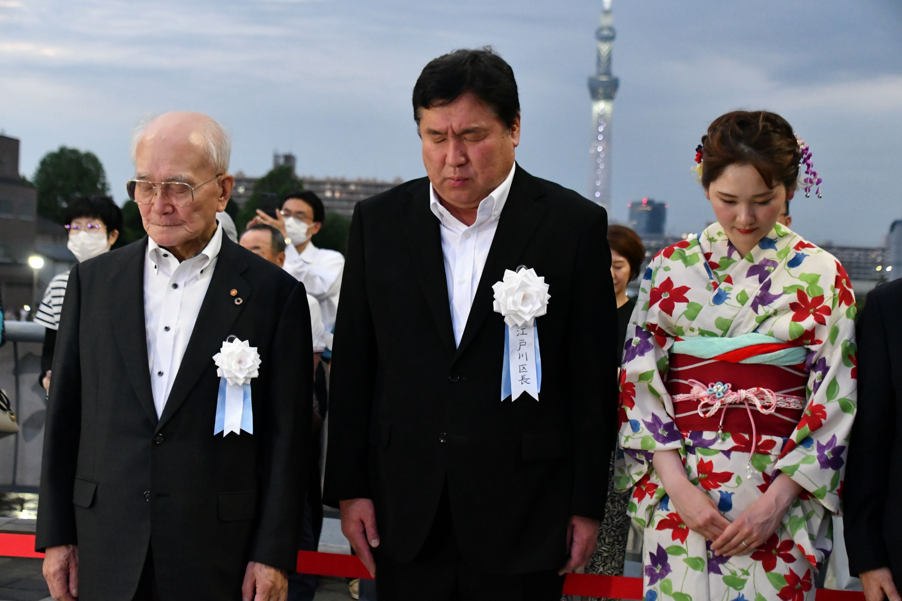 黙祷を捧げる区長