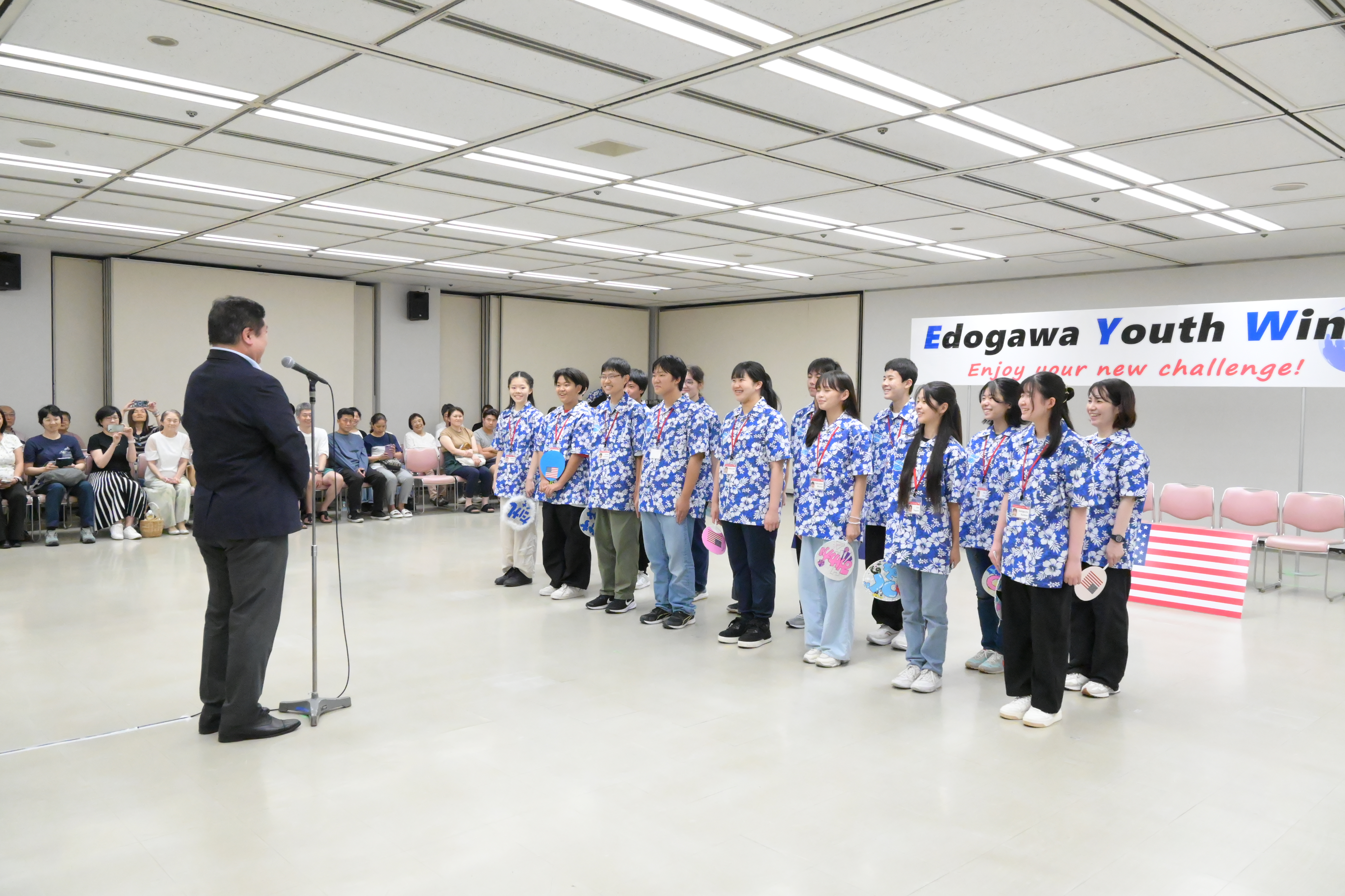 鈴木青少年の翼出発式であいさつをする区長