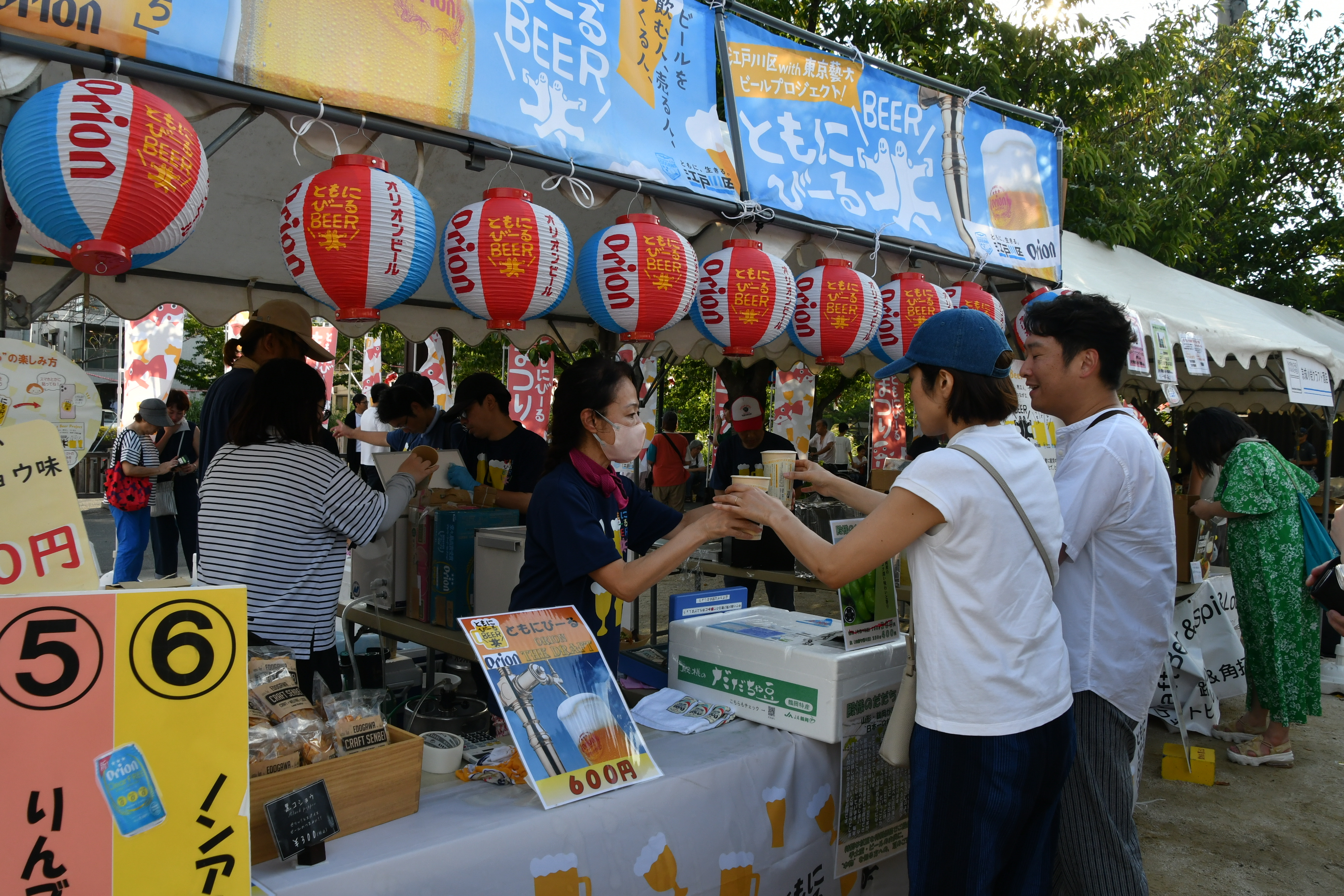 ともにびーるまつりでビールを買う参加者の皆さん