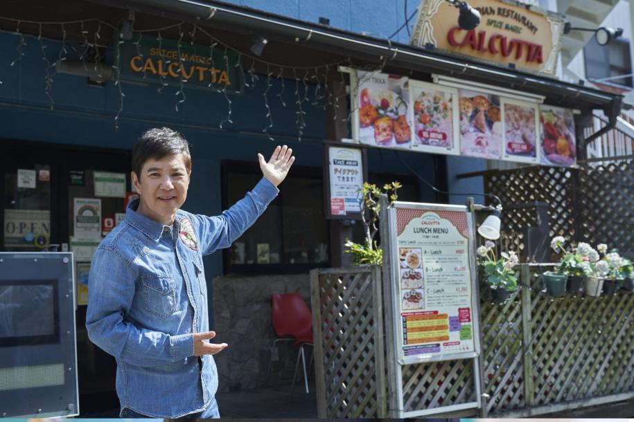 カレー屋さんを訪問する関根勤さん