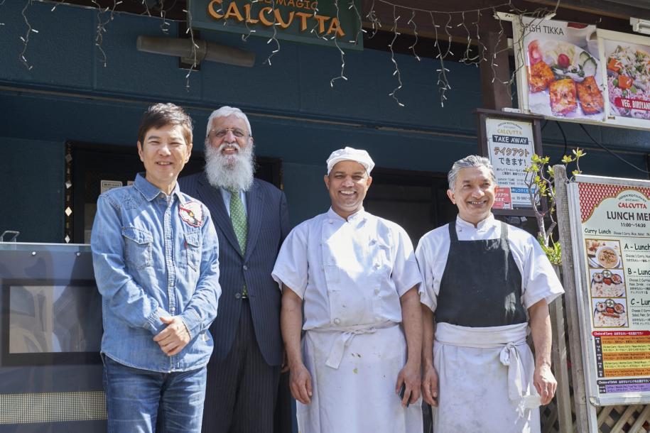 笑顔の店員さんと関根勤さん