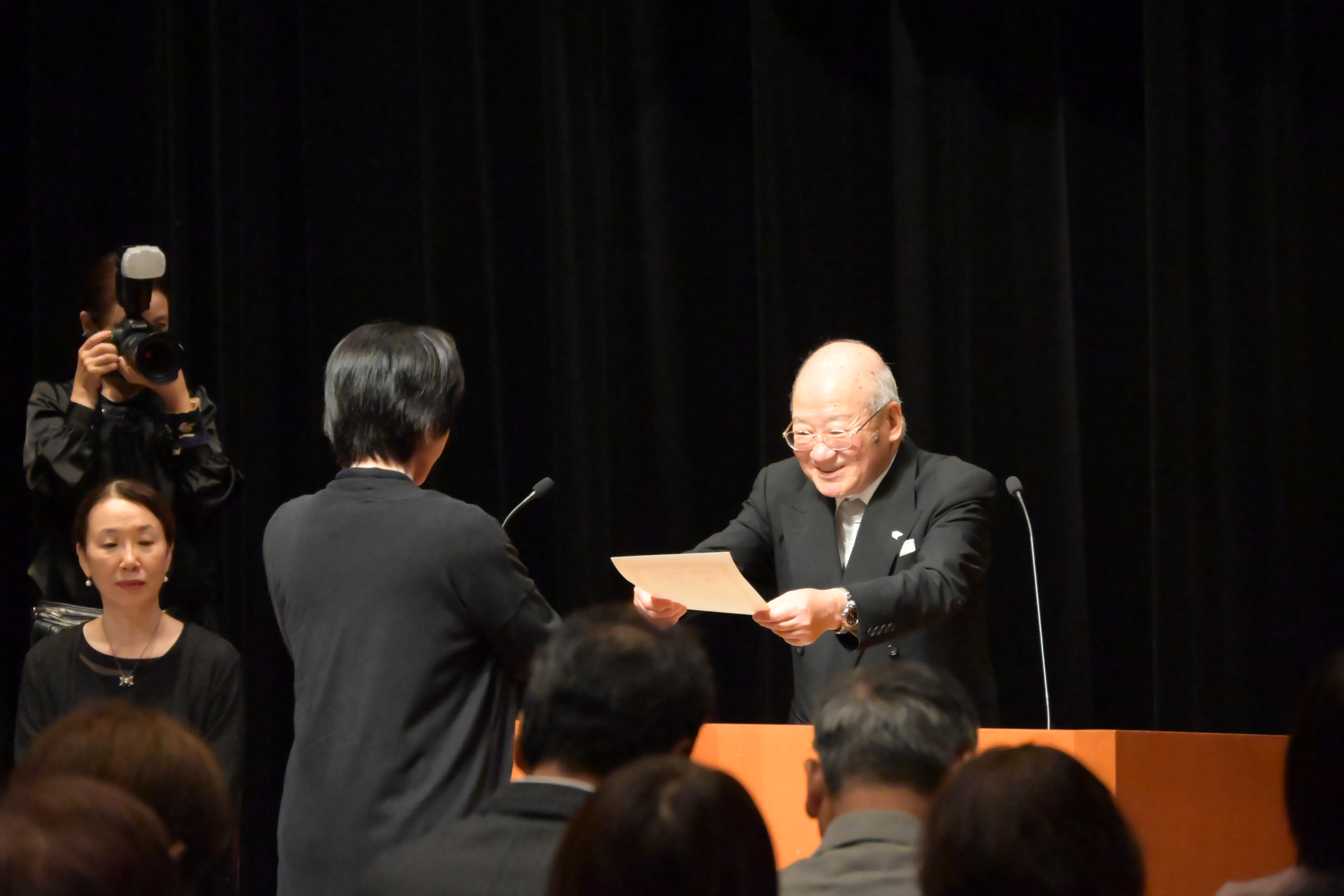江戸川総合人生大学卒業式で証書を受け取る卒業生の様子