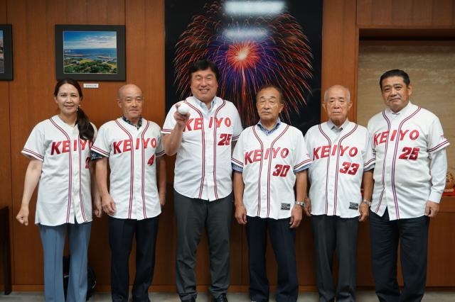 区内還暦軟式野球チーム「京葉シルバーズ」 全国大会出場を区長に報告