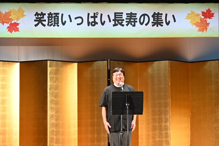 「笑顔いっぱい長寿の集い」で話す斎藤区長