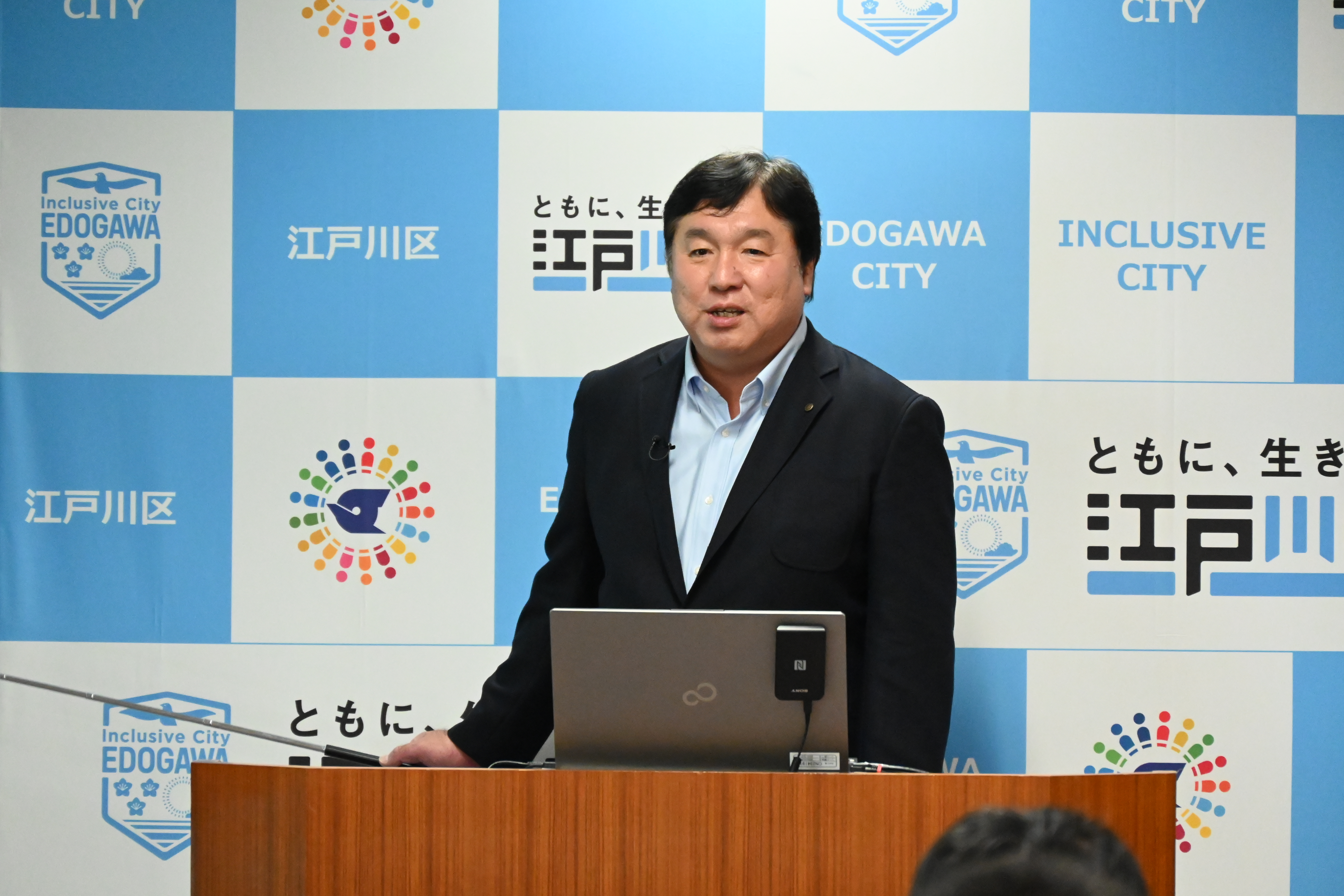 定例記者会見に臨む区長
