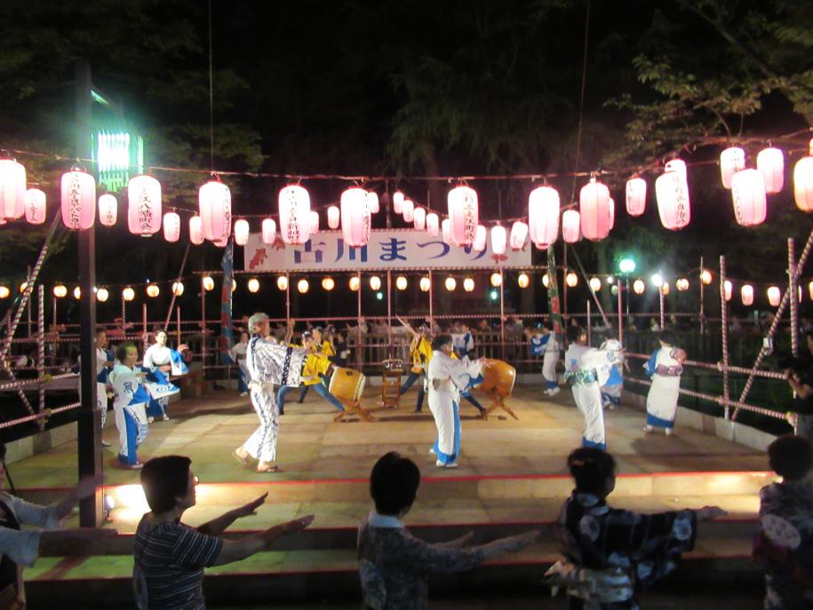 画像：ステージ上での盆踊り