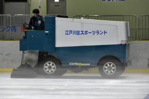 整氷車で氷の表面を滑らかに仕上げている様子