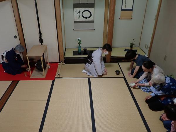 ふれあい茶席での参加者の様子