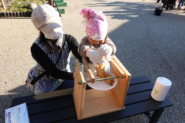 親子で干し芋づくりを行っている様子