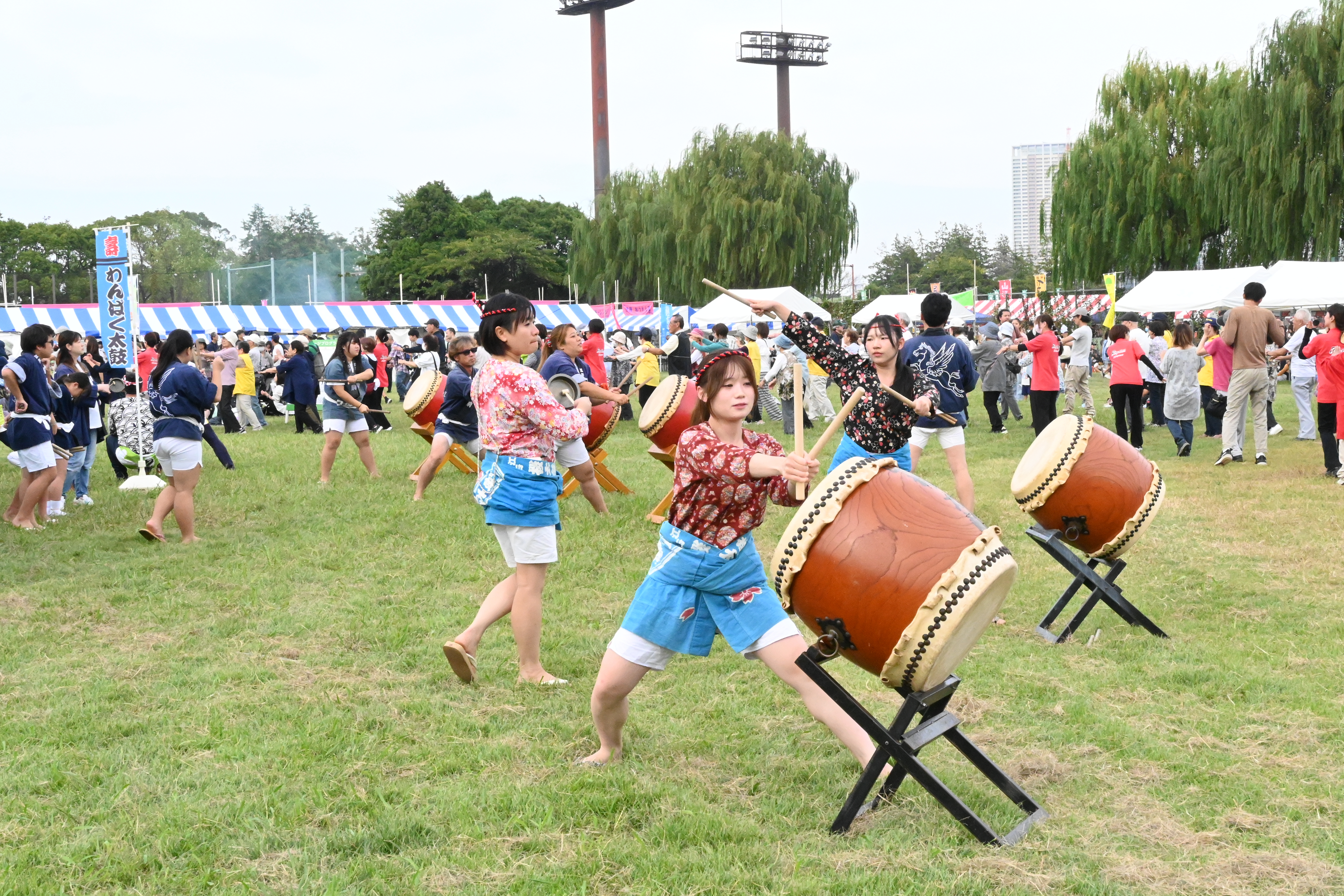 太鼓をたたく参加者の方々