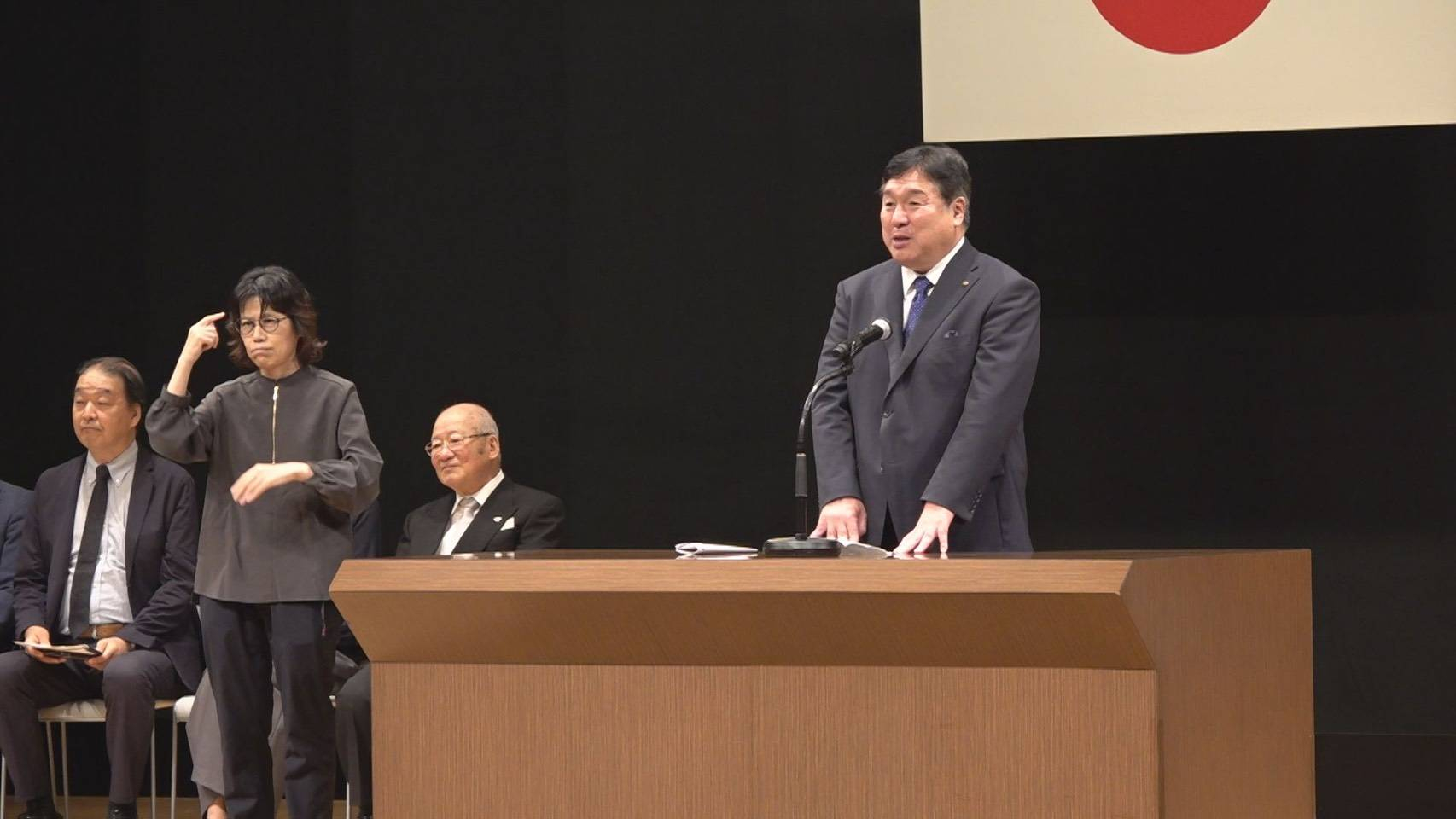 江戸川総合人生大学の入学式で話す斉藤区長