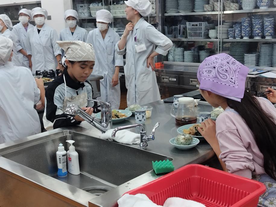 参加者が料理を食べている様子