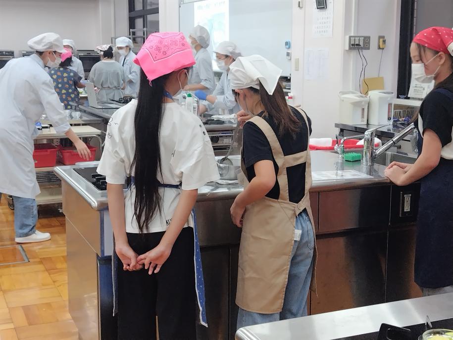 参加者同士が協力して料理をしている様子