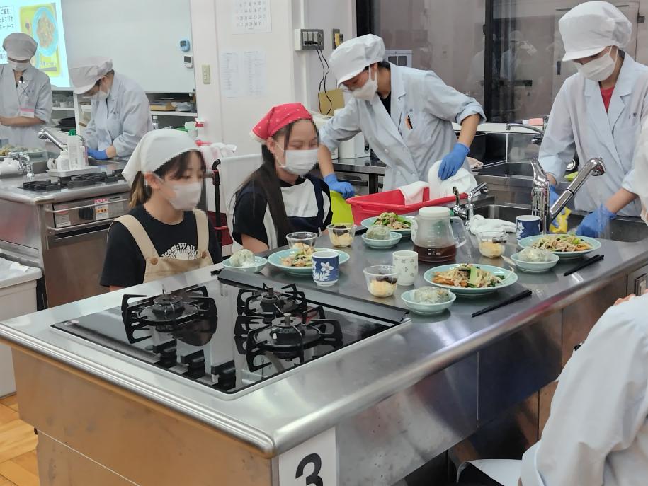 完成した料理を参加者が見ている様子