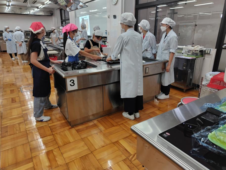 愛国短期大学の学生と参加者が料理をしている様子