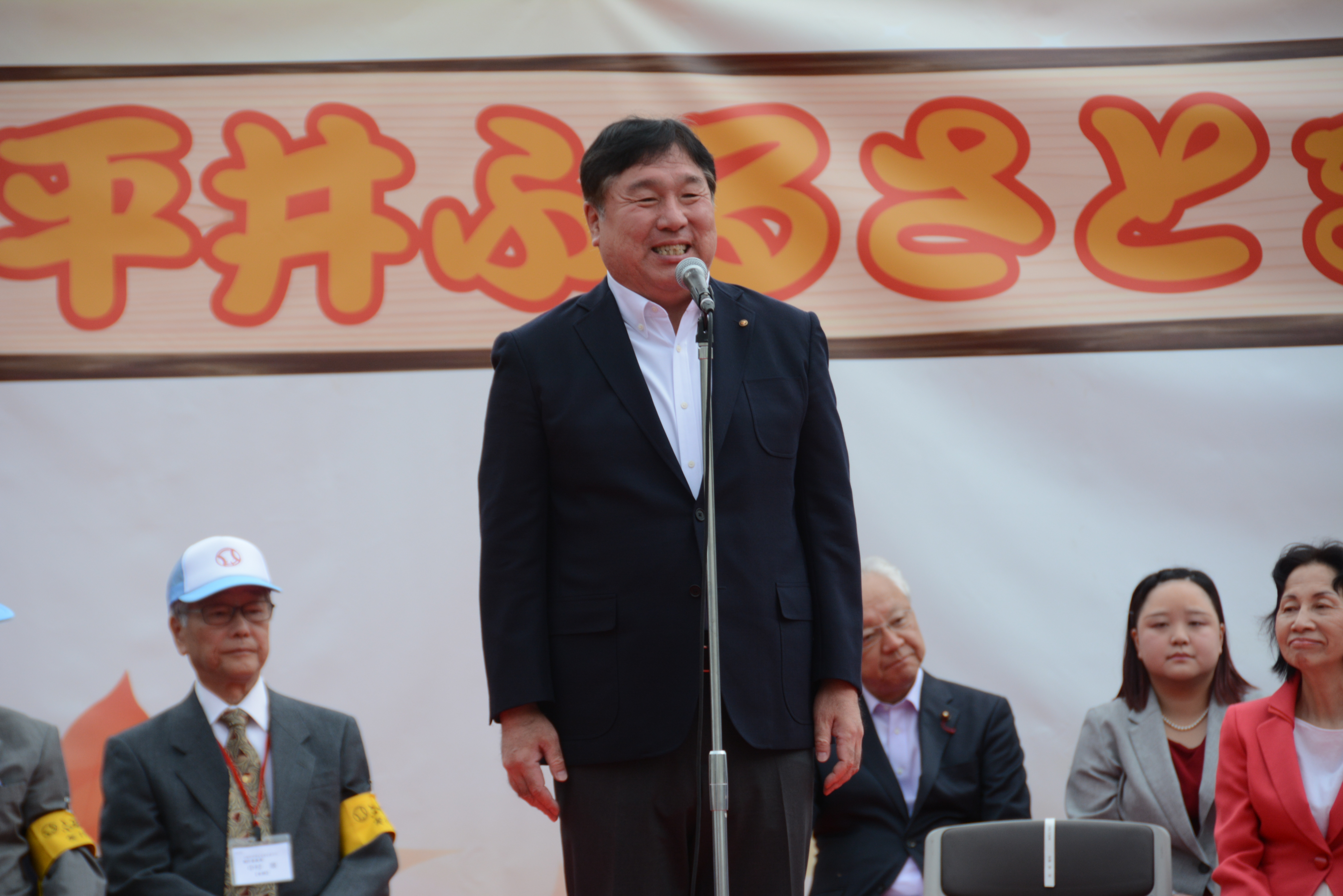 平井ふるさとまつりで話す斉藤区長